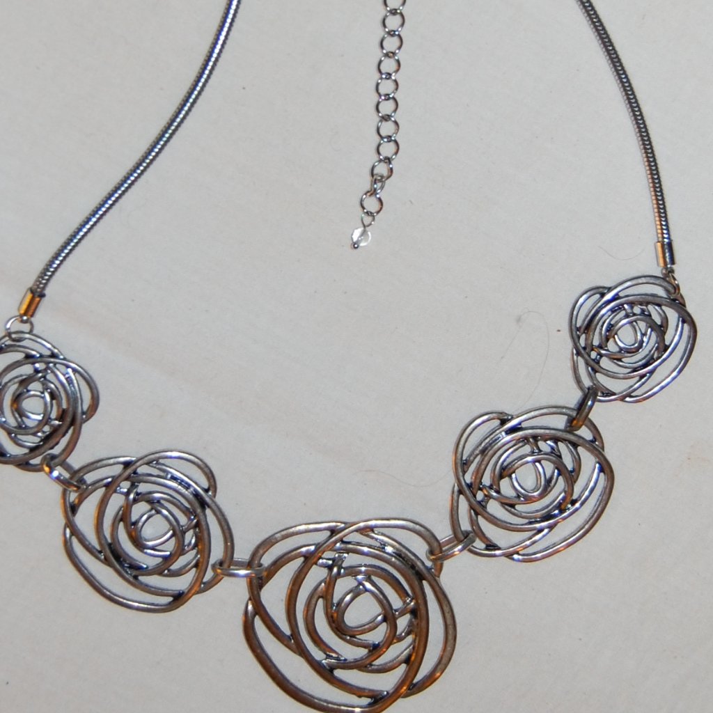 Silver Tone Rose Shapes Necklace 12